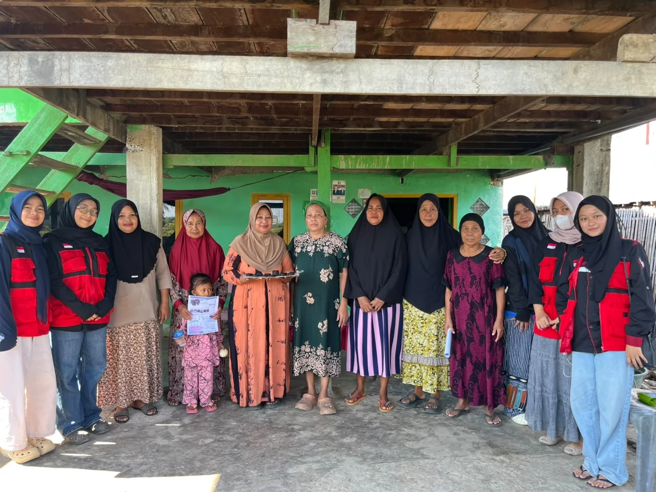 Mahasiswa KKN Tematik Inovasi Desa Unhas berfoto bersama warga usai pelatihan briket sekam padi berkelanjutan. (Foto: Dok.Pribadi).